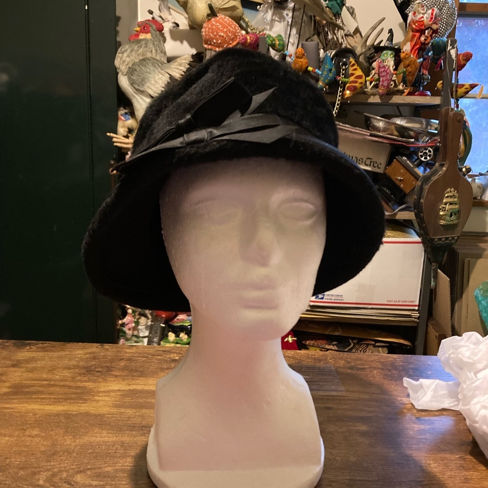 Vintage ladies Martelle black swagger hat